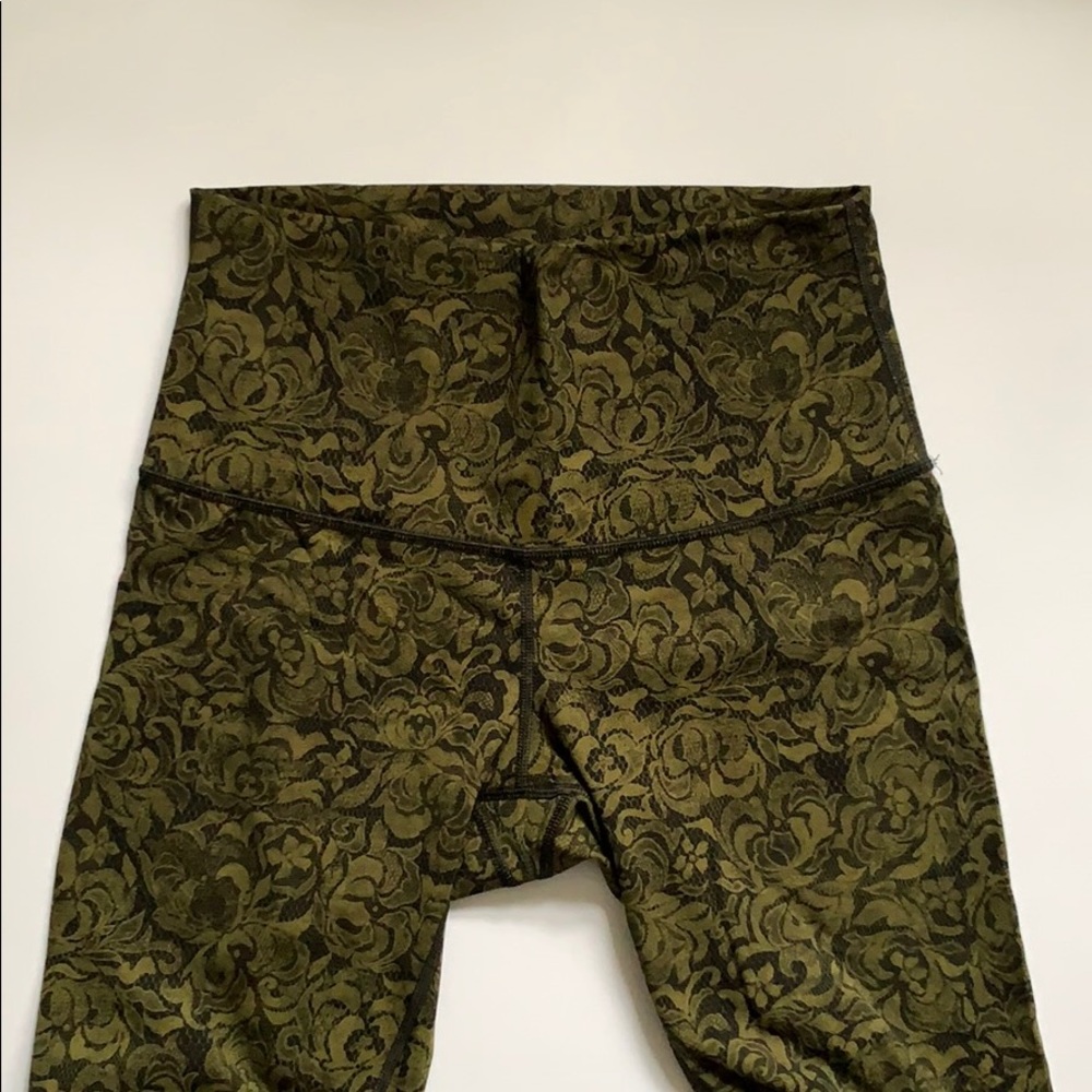 NWOT Lululemon Leggings, Size 8, Luxtreme